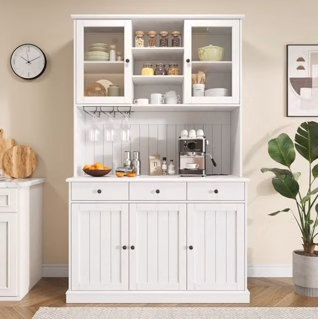 Credenza alta 120 × 40 × 191 cm con ante in vetro; porta calici; 2 prese; USB-A e USB-C; bianca