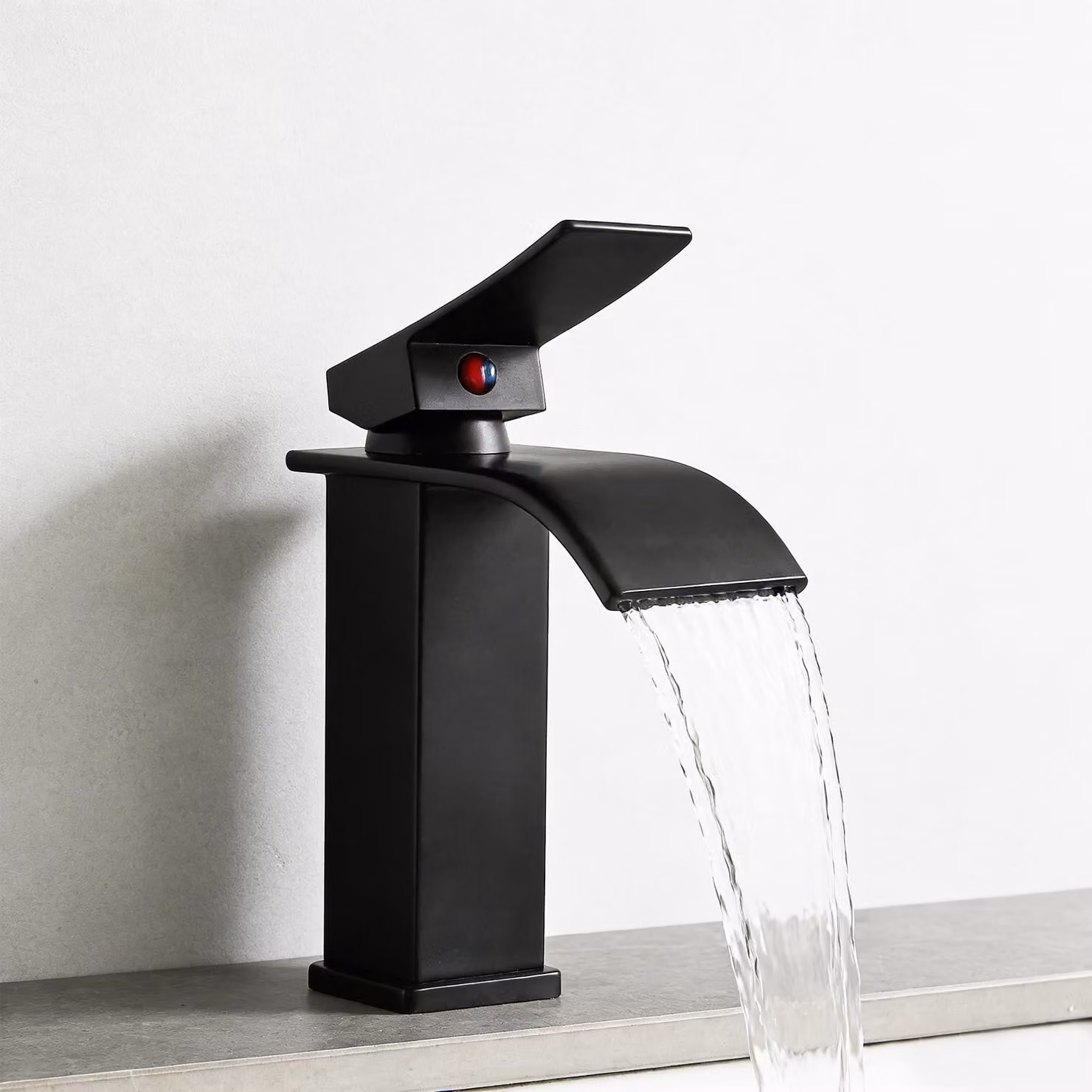 Rubinetto da bagno con erogatore a cascata e tubi flessibili