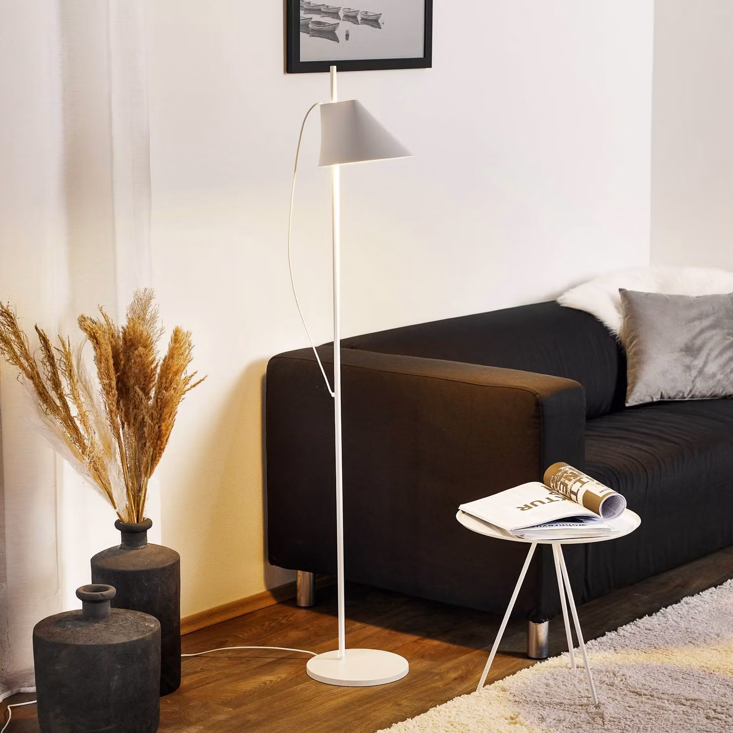 Louis Poulsen Lampada da terra di design Yuh, dimmerabile, Bianco / Opale, Soggiorno / Sala da pranzo, Alluminio, Design, Lampada da terra