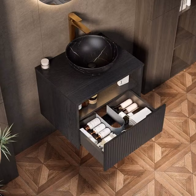 Mobile bagno sospeso da 60 cm con lavabo da appoggio nero in ceramica, cassetto, ripiano aperto e illuminazione LED