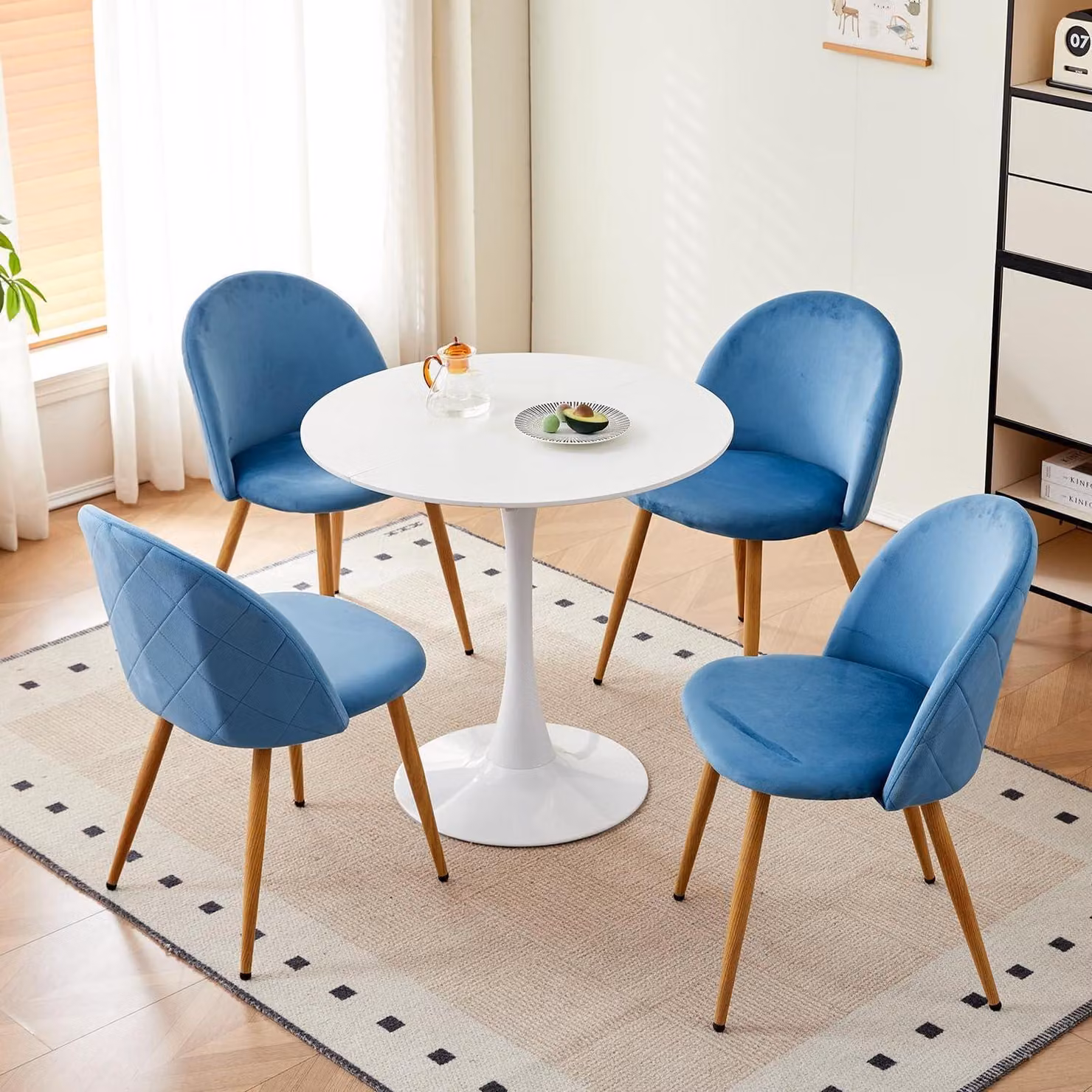 Set da pranzo composto da un tavolo e 4 sedie, tavolo rotondo da 80x80 cm, sedie in velluto con schienale alto, colore blu/bianco