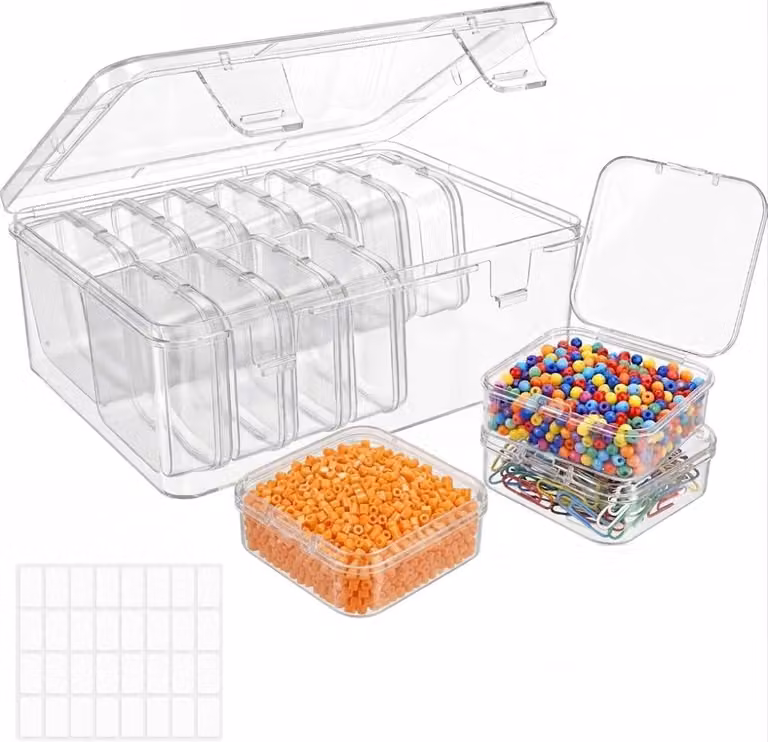 Set di contenitori per l'organizzazione, composto da 14 mini-contenitori e 1 contenitore grande, con dimensioni di 5,5x5,5x2 cm e 16,5x12x6 cm, ideali per materiali da bricolage