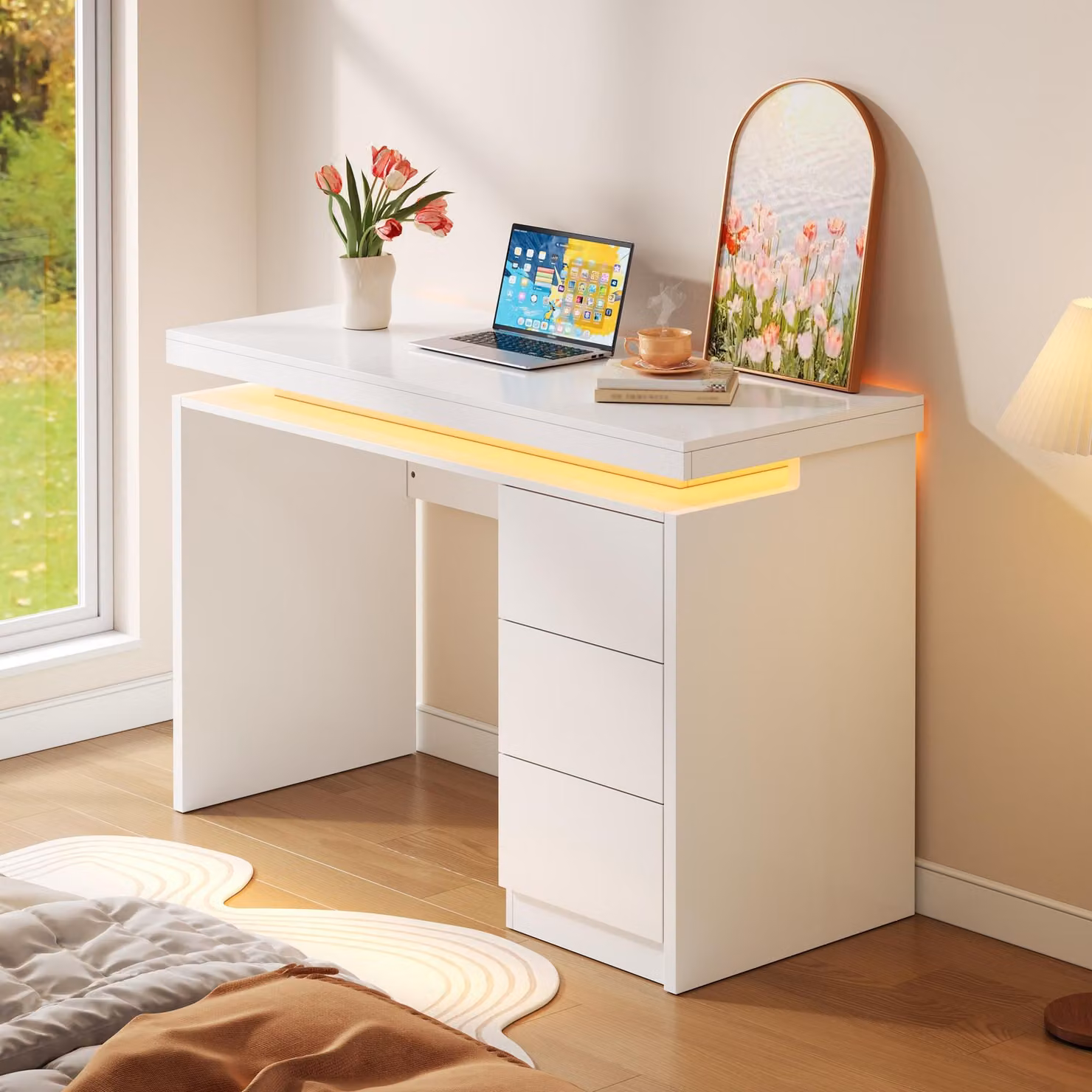 Scrivania Okwish con illuminazione a LED, scrivania da computer con tre cassetti, ampia superficie di lavoro, gambe rinforzate, ideale per la camera da letto o lo studio, bianca