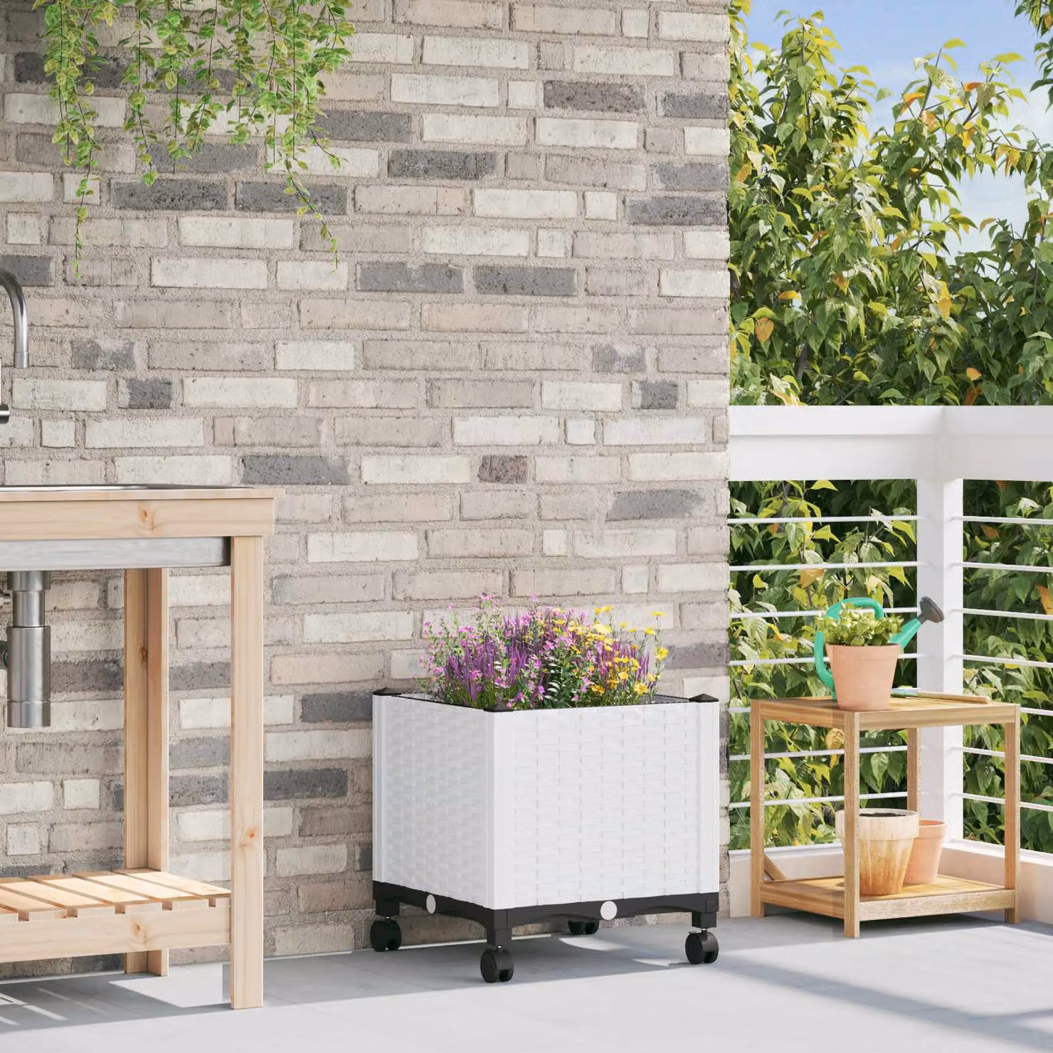Vaso da giardino con ruote vidaXL in plastica bianco L/P/H: 40 x 40 x 44 cm