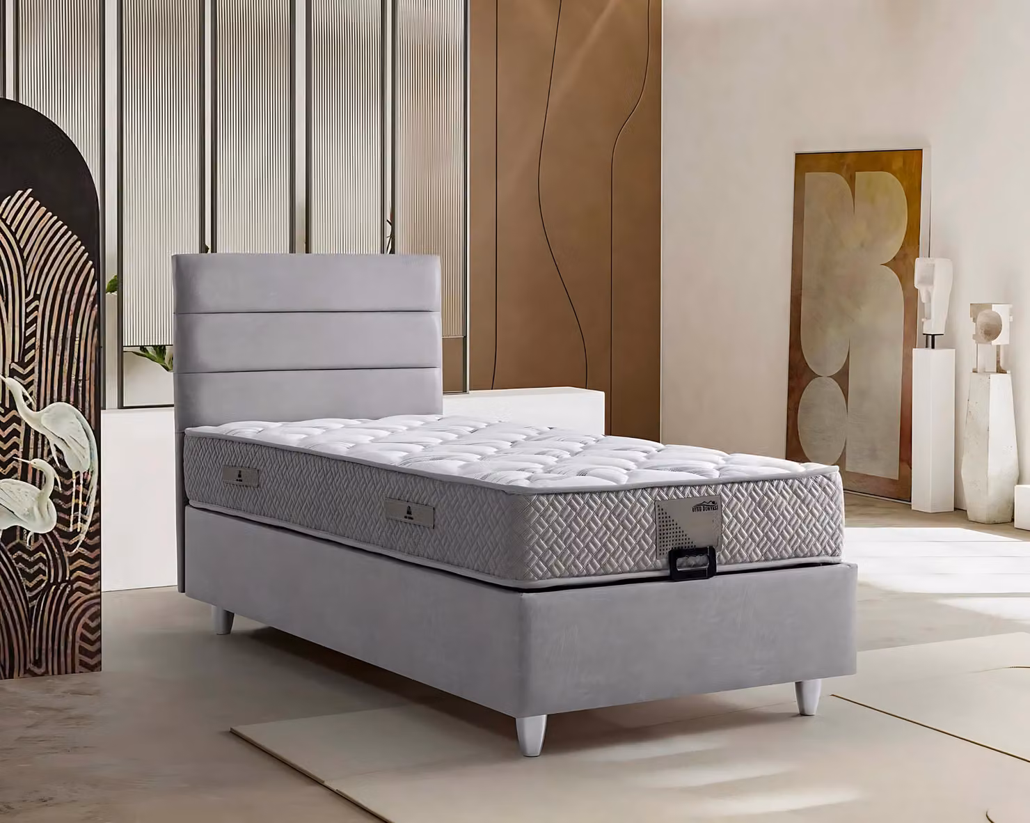 Elegantes graues Bett mit Matratze aus Textil und Holz