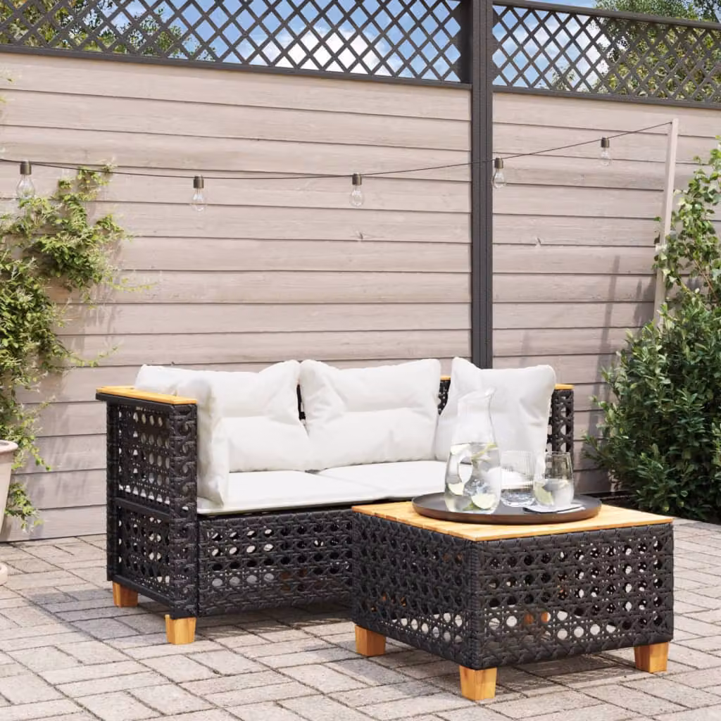 Set di divani angolari da giardino vidaXL in polyrattan nero con cuscini bianchi e struttura in legno di acacia