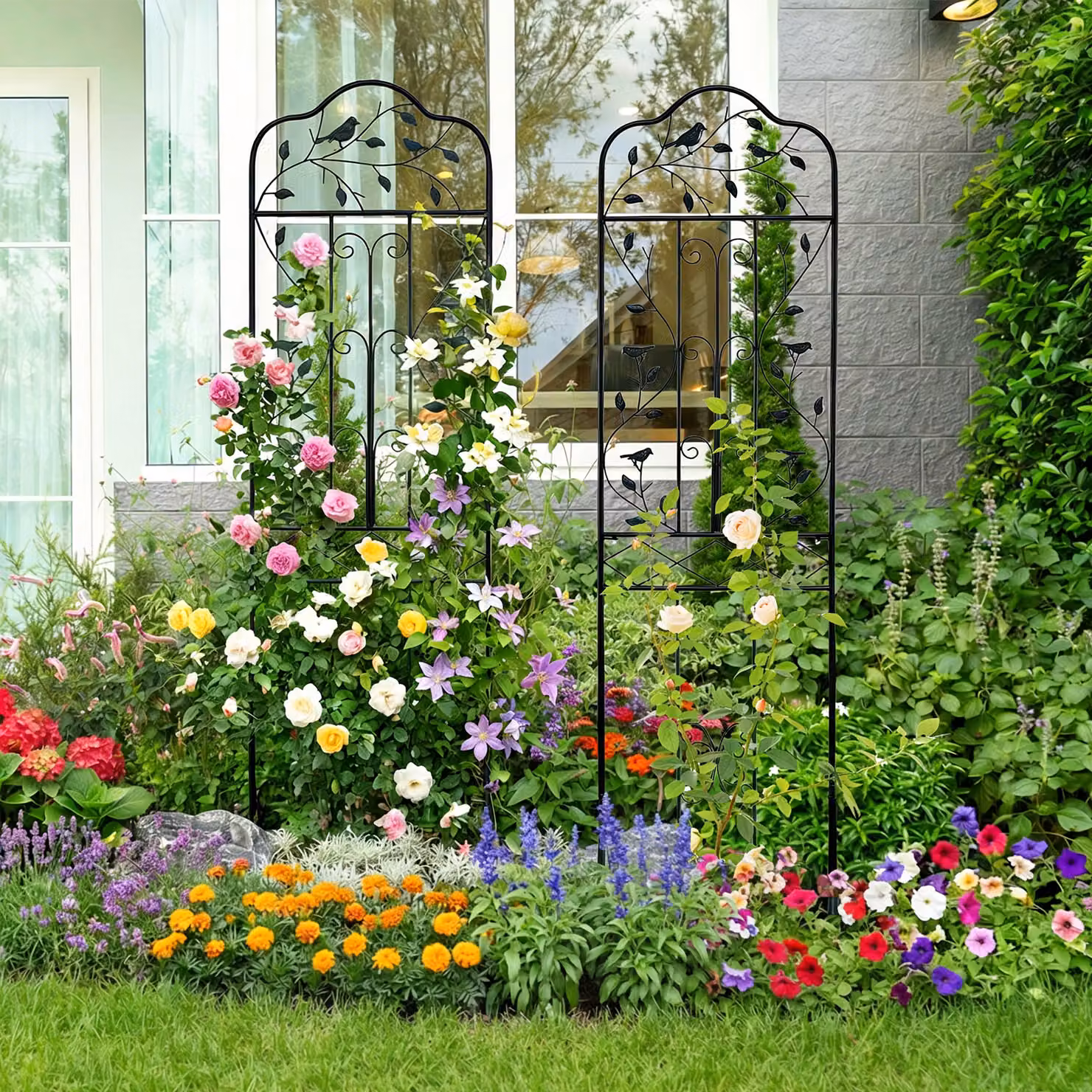 Set di 2 graticci da giardino Costway in metallo nero con ripiano pieghevole per piante rampicanti e fiori