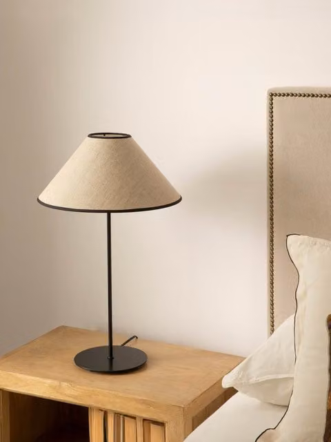 Lampada da tavolo Kioto Kenay Home nera con paralume beige in tessuto e struttura in metallo
