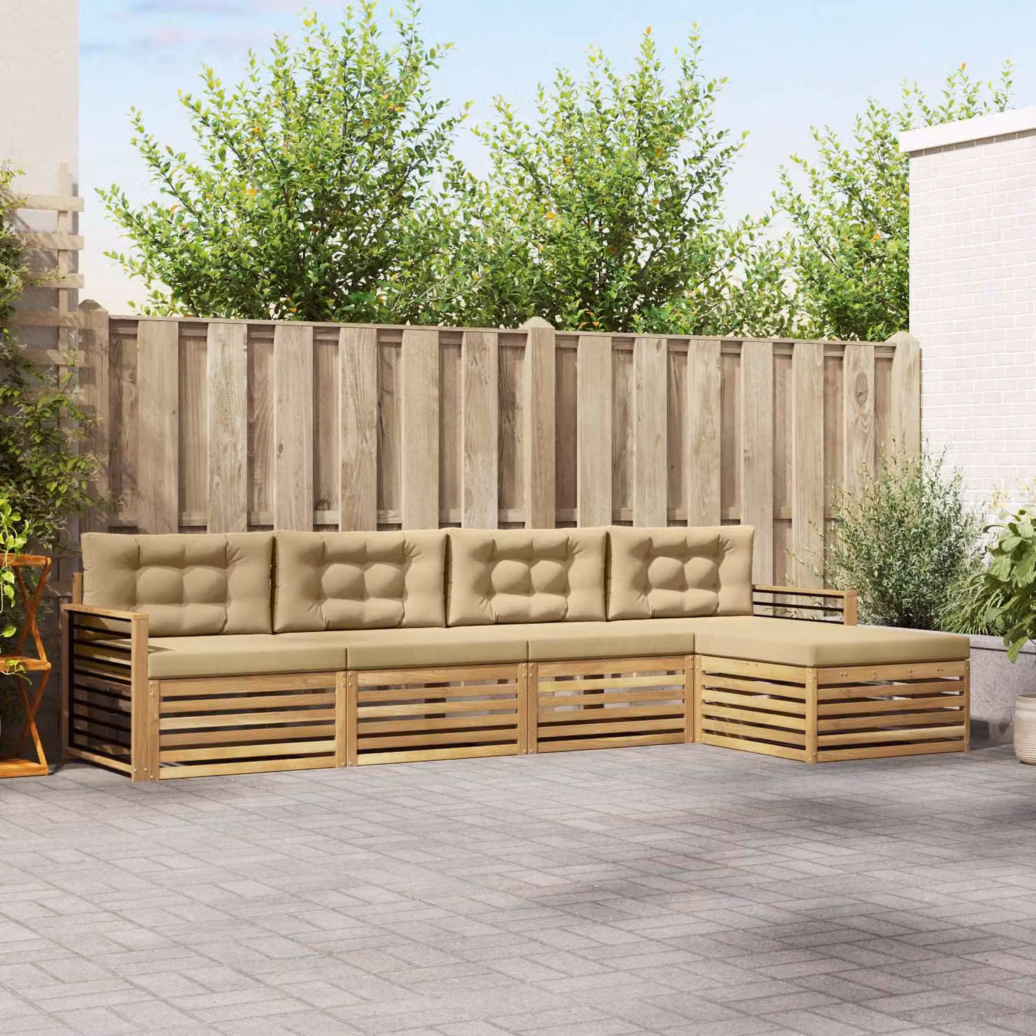 Set di divani da esterno vidaXL a forma di L con pouf, struttura in legno di acacia e cuscini bianchi e beige