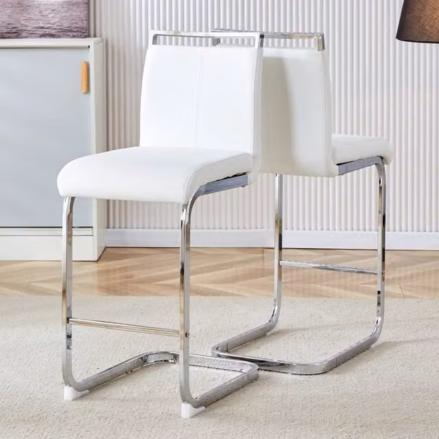 Set di due sgabelli da bar in stile nordico (2 pezzi). Realizzati in ecopelle bianca di alta qualit¨¤ con gambe in metallo argentato. Adatti per ristor