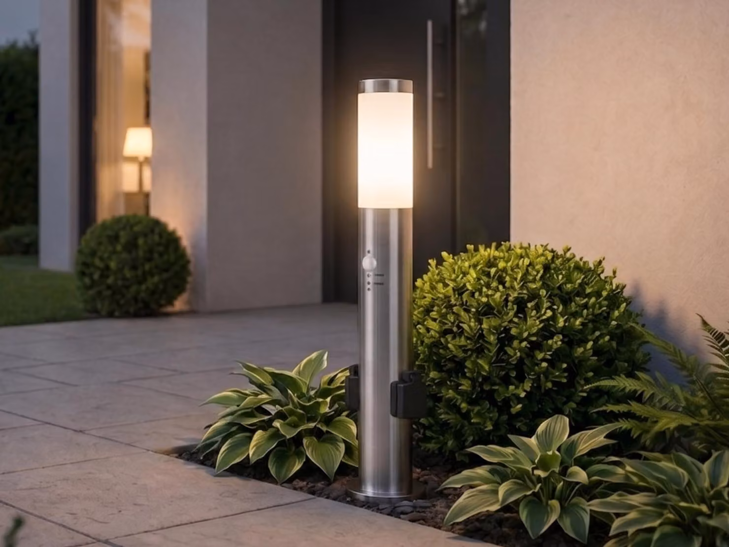 Lampada a palo in acciaio inossidabile con sensore di movimento e 2 prese, lampada da giardino da 60 cm