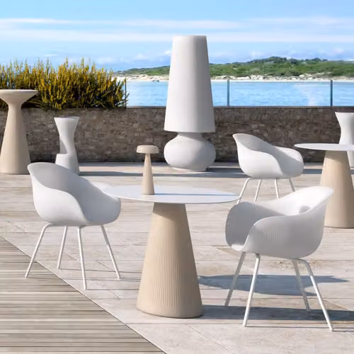 Poltroncina Fade con struttura in metallo e seduta in polietilene Plust Outdoor