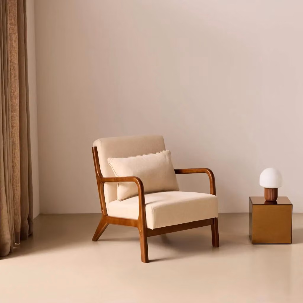 Poltrona scandinava Sweeek in tessuto beige con struttura in legno e braccioli – 2