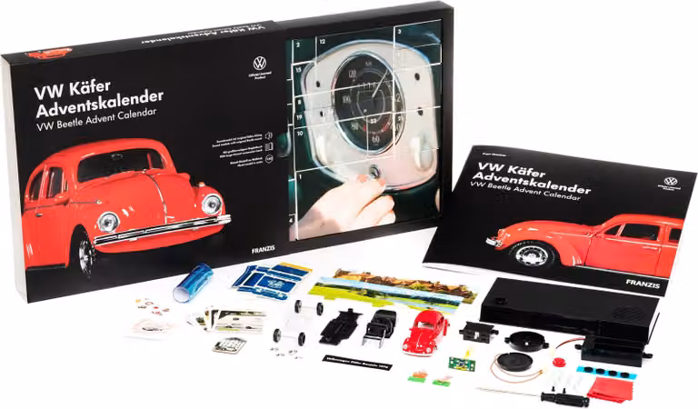 FRANZIS 55255 - VW Maggiolino calendario dell'Avvento rosso, modellino in metallo in scala 1:43, incl. modulo sonoro e libro di accompagnamento di 52 pagine