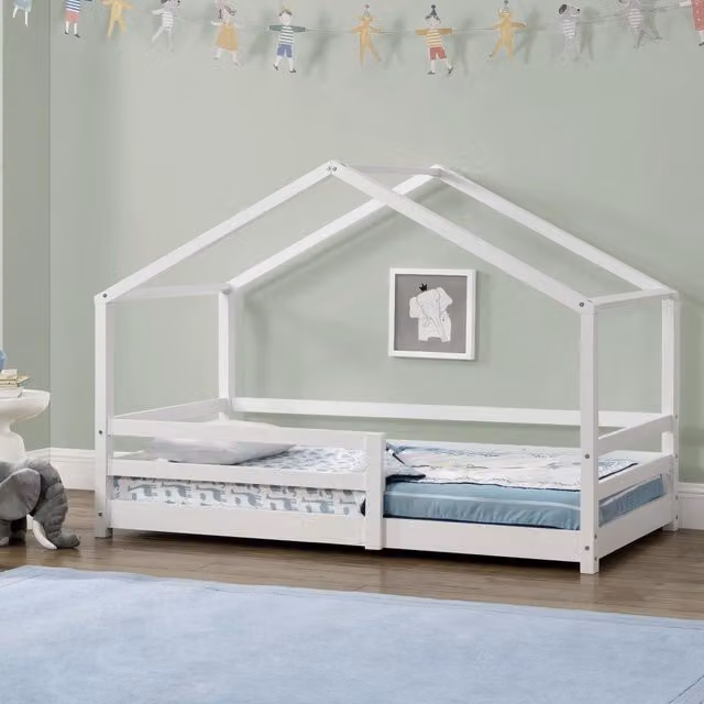 Letto a casetta Knätten en.casa per cameretta in legno di pino bianco con sponde L/P/H: 205 x 90 x 136 cm