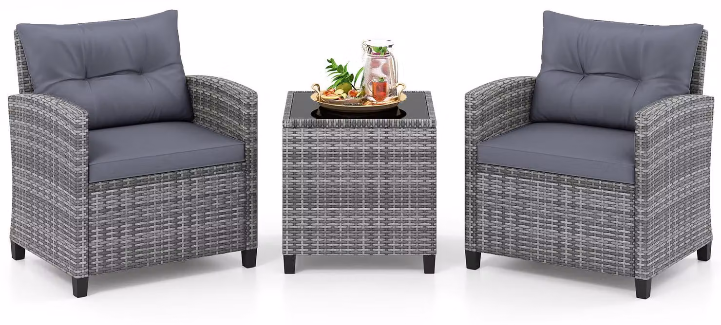 Set di mobili da giardino COSTWAY in rattan sintetico, composto da 3 pezzi. Include 2 poltrone, cuscini e un tavolo con piano in vetro temperato. Set da salotto resistente agli agenti atmosferici, ideale per 2 persone, perfetto per balconi e giardini