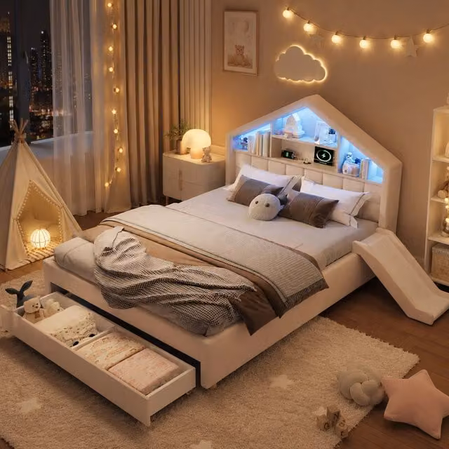 Letto a casetta con scivolo 140 x 200 cm; imbottito in velluto beige; con LED; ripiani; presa di ricarica e contenitore