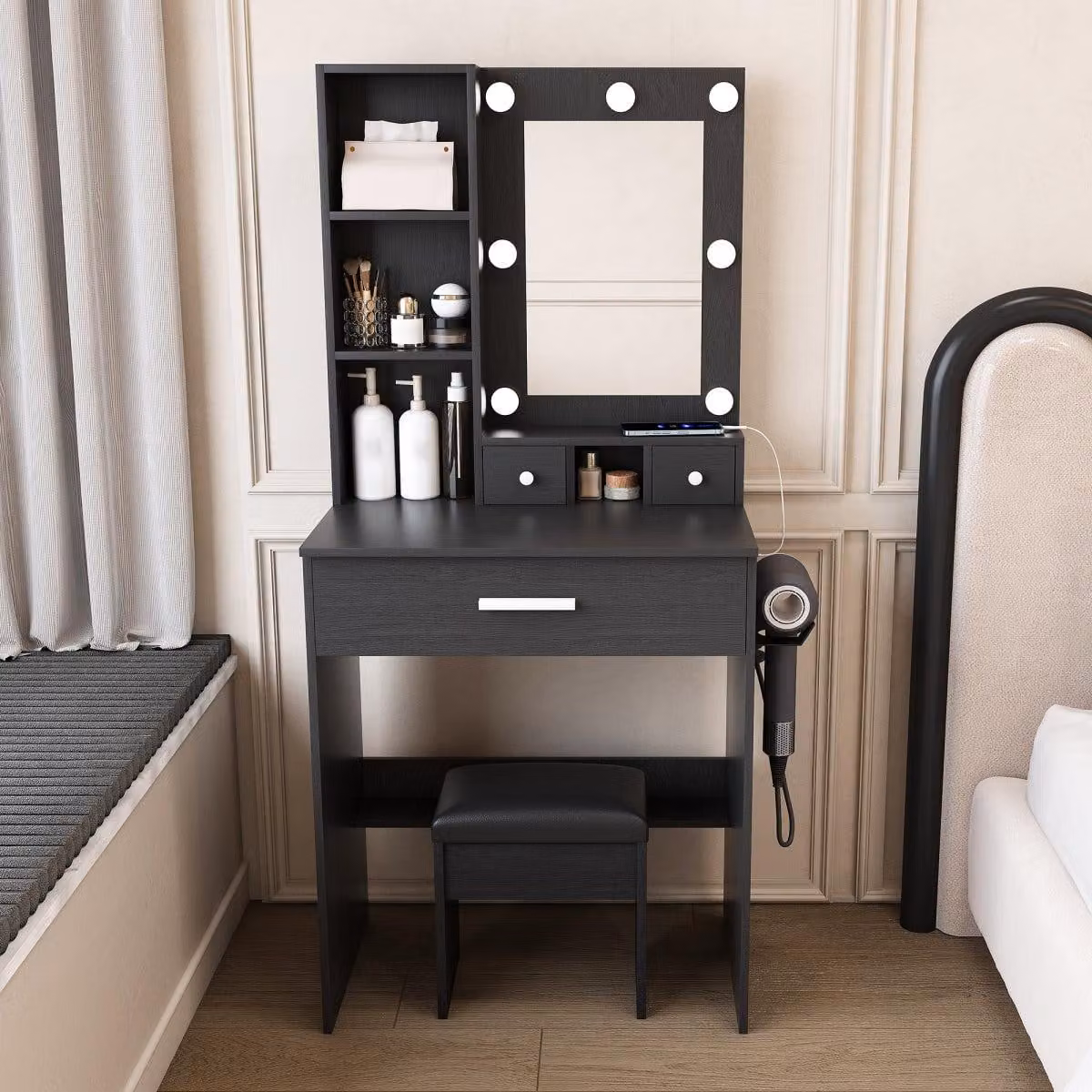 Set da toeletta compatto nero con specchio a LED, presa di corrente, supporto per asciugacapelli, cassetti, ripiano e sgabello imbottito, L60 x A131,5 x P38 cm
