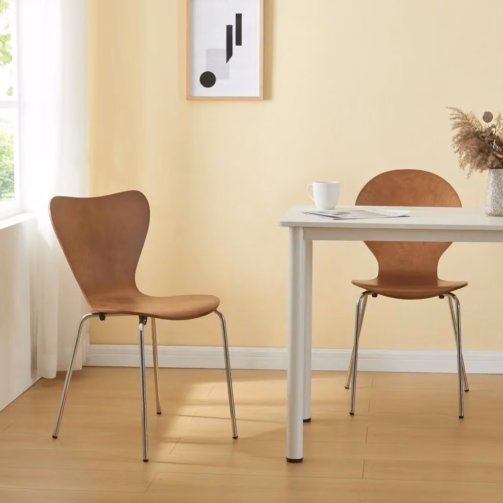 Set di 4 sedie da sala impilabili en.casa in legno di betulla color noce e metallo cromato silver – 2