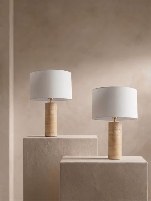 Set di 2 lampade da tavolo Kenay Home in travertino bianco e beige con base in pietra e paralume in tessuto, H 47 cm x L 32 cm