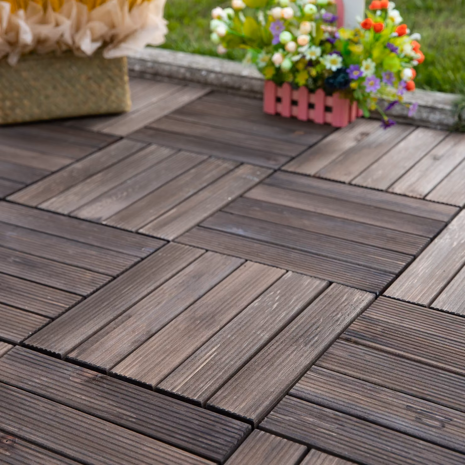 Set di 27 piastrelle per esterni in legno Outsunny con montaggio a incastro, L/P/H: 30 x 30 x 2,5 cm, disponibili in nero o marrone – 2