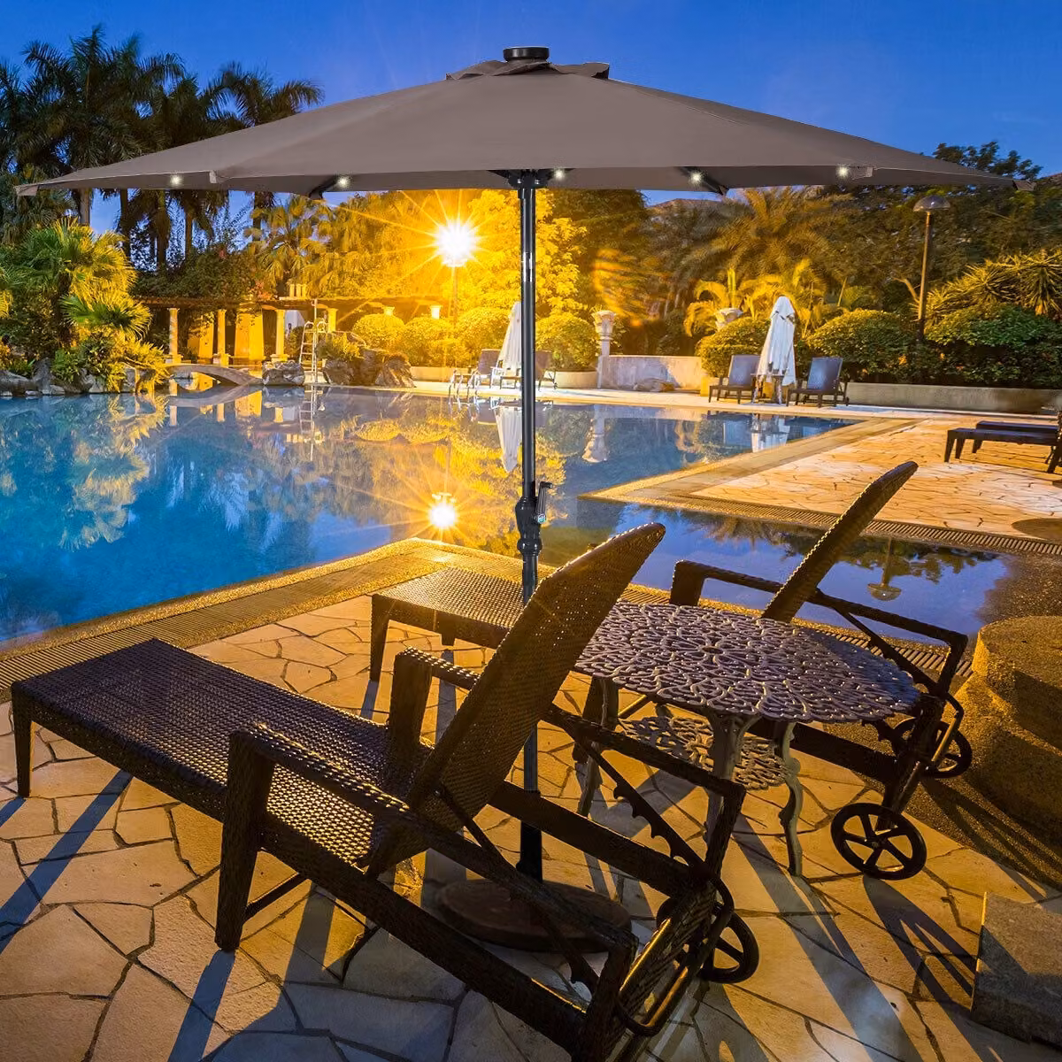 Ombrellone da giardino Costway in ferro con luci LED marrone Ø300cm
