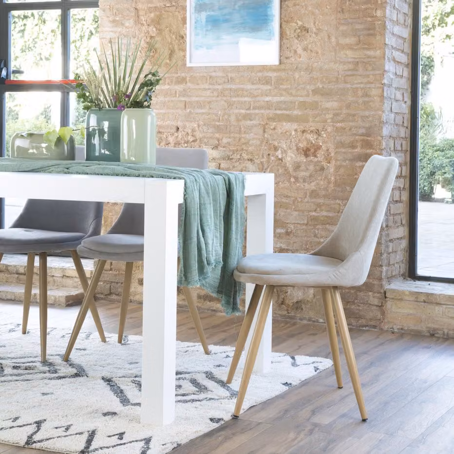 Sedia imbottita Banak Devon in tessuto beige con struttura in legno – 2