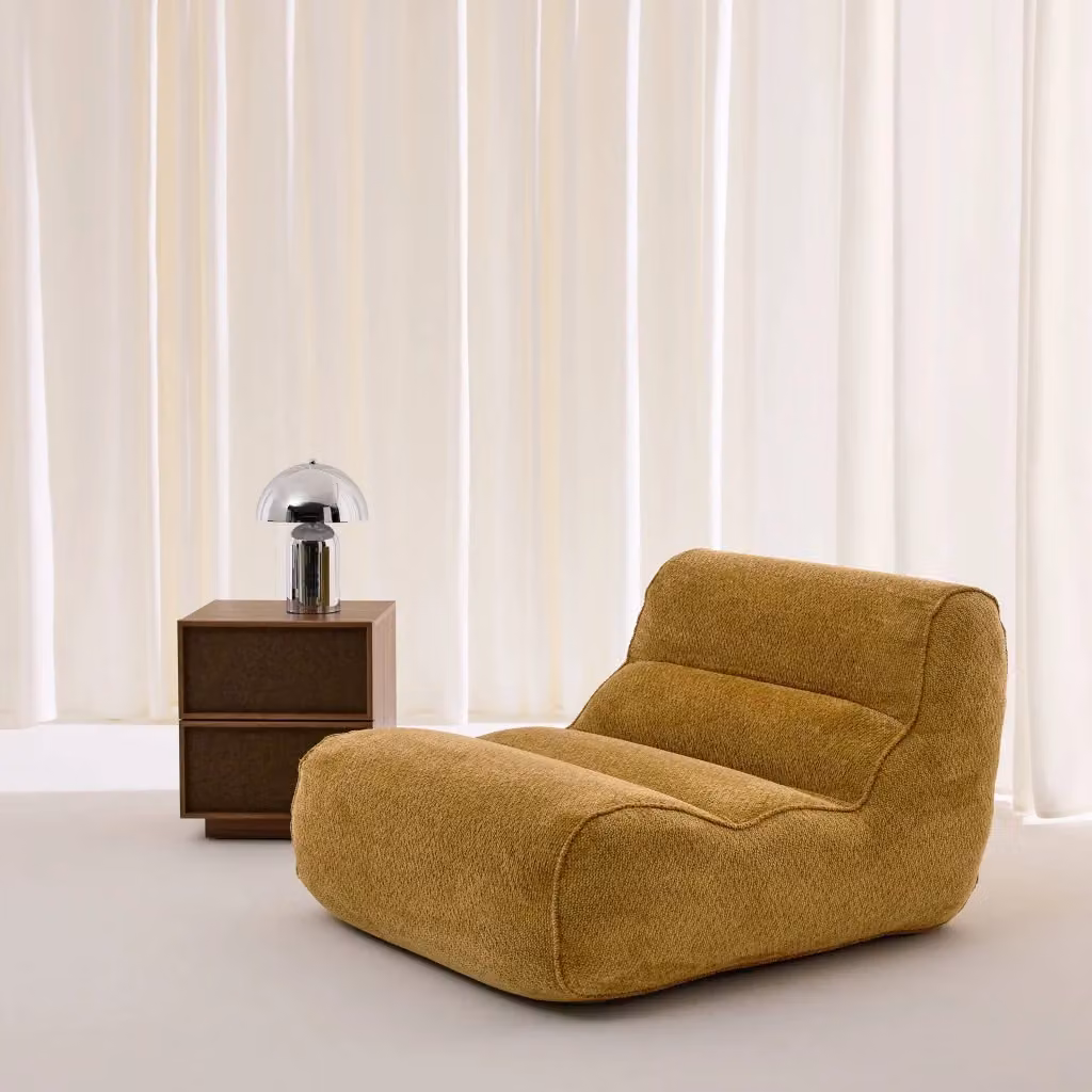 Poltrona moderna SWEEEK in tessuto ciniglia color senape e marrone, L: 108 cm, P: 66 cm, H: 95 cm – 2