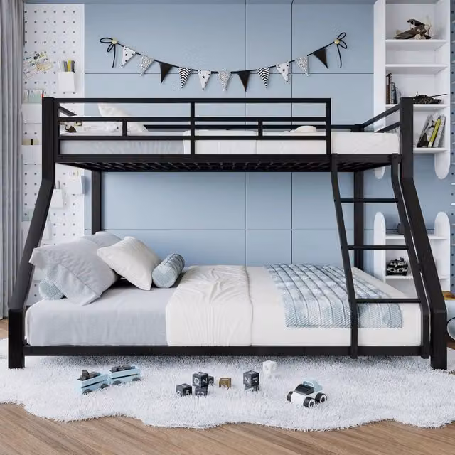 Letto a castello 90 x 200 e 140 x 200 cm con scala e parapetto; struttura in metallo nero per cameretta