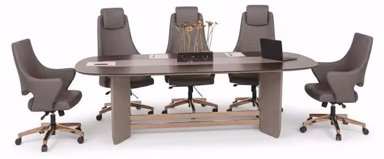 Set da ufficio nei toni del marrone e del grigio: tavolo da riunione e 3 poltrone direzionali