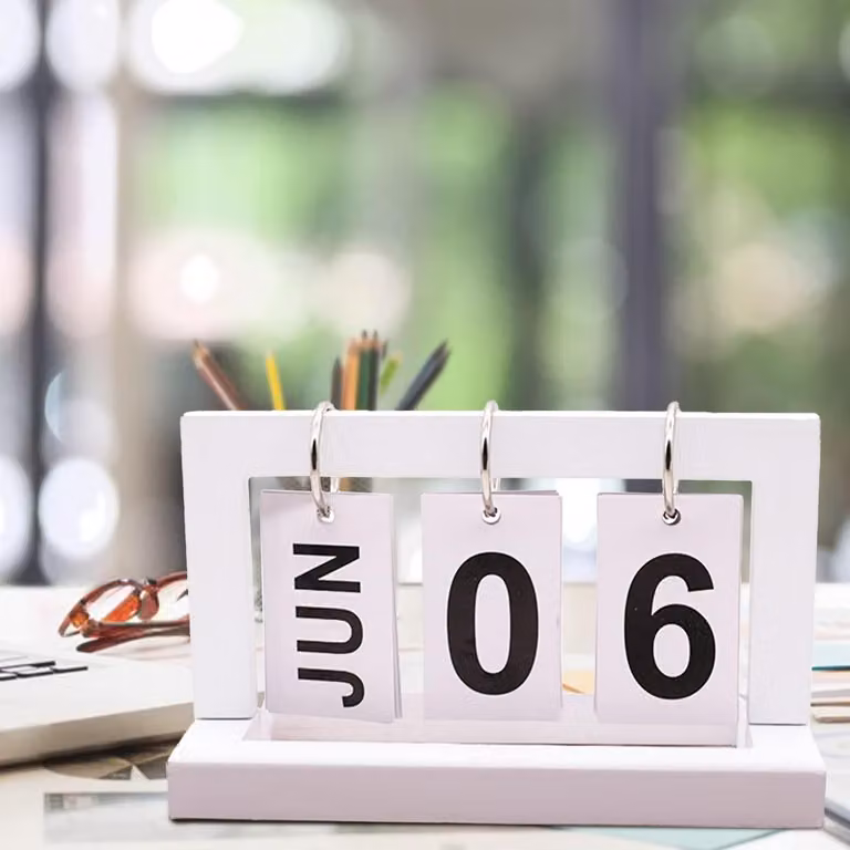 Calendario da tavolo in legno, a fogli ribaltabili, per ufficio, colore bianco, dimensioni 20 x 12 x 9 cm