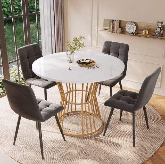 Set da pranzo 5 pezzi con tavolo rotondo 100 cm, piano in MDF bianco effetto marmo, gambe in metallo dorato e 4 sedie in velluto grigio scuro