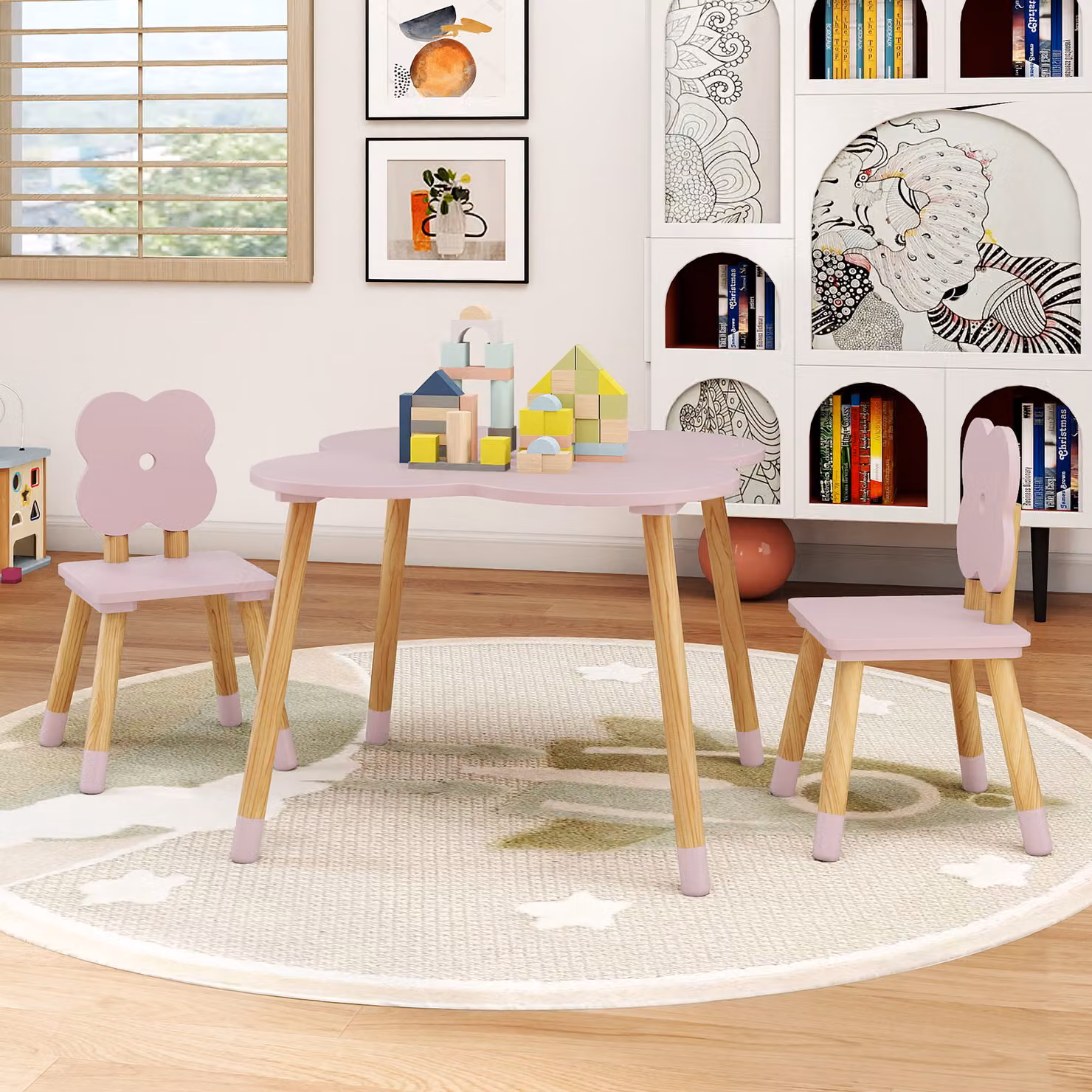 Set tavolo e 2 sedie per bambini Costway a forma di fiore in legno di pino rosa per attività creative e studio dai 3 ai 6 anni
