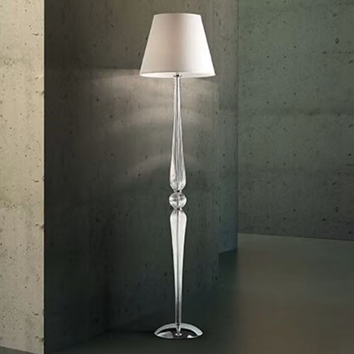 Dorothy, lampada da terra soffiata a mano di 165 cm con paralume cromato, trasparente