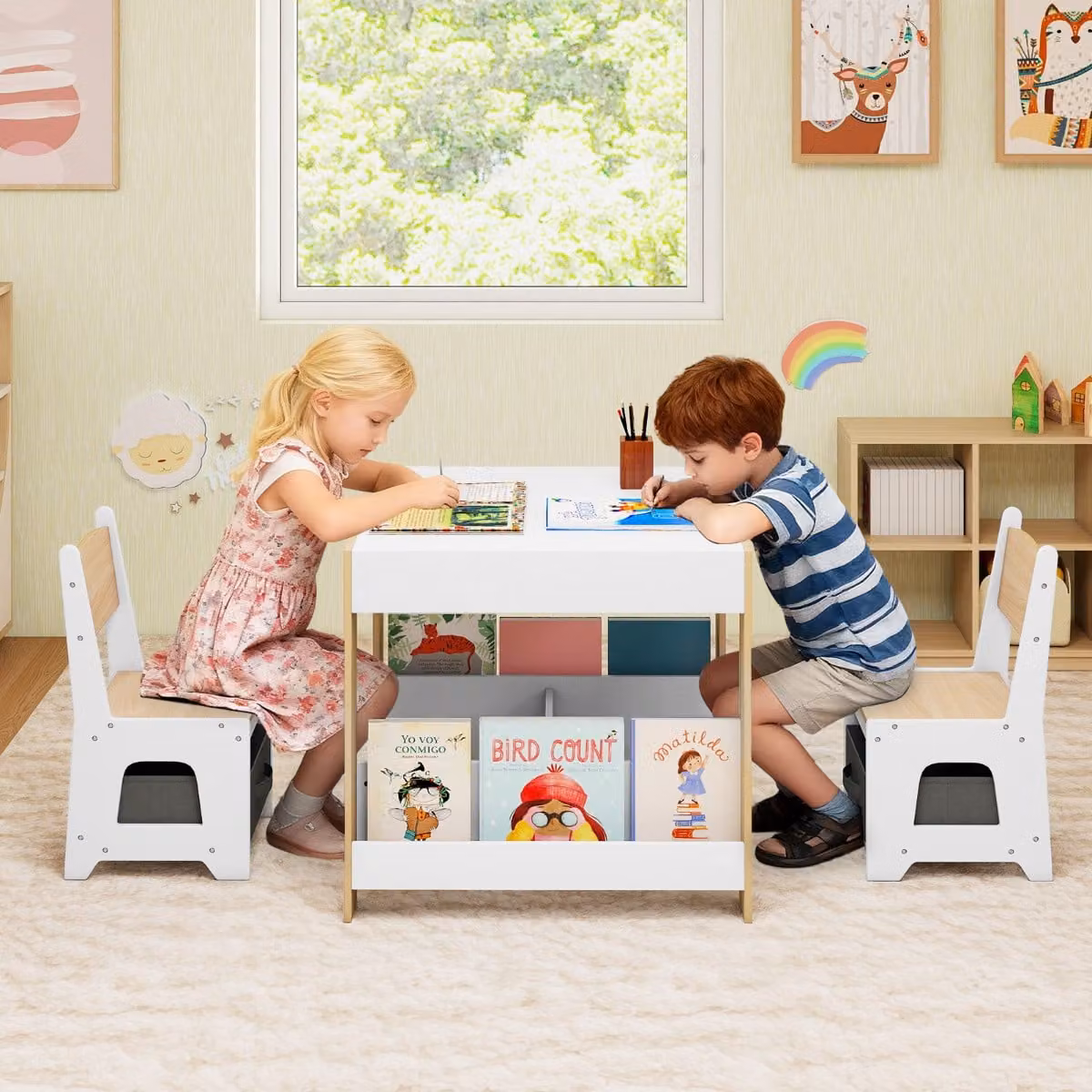 Set tavolo e sedie per bambini Costway in legno naturale con piano reversibile e cassetti per disegno