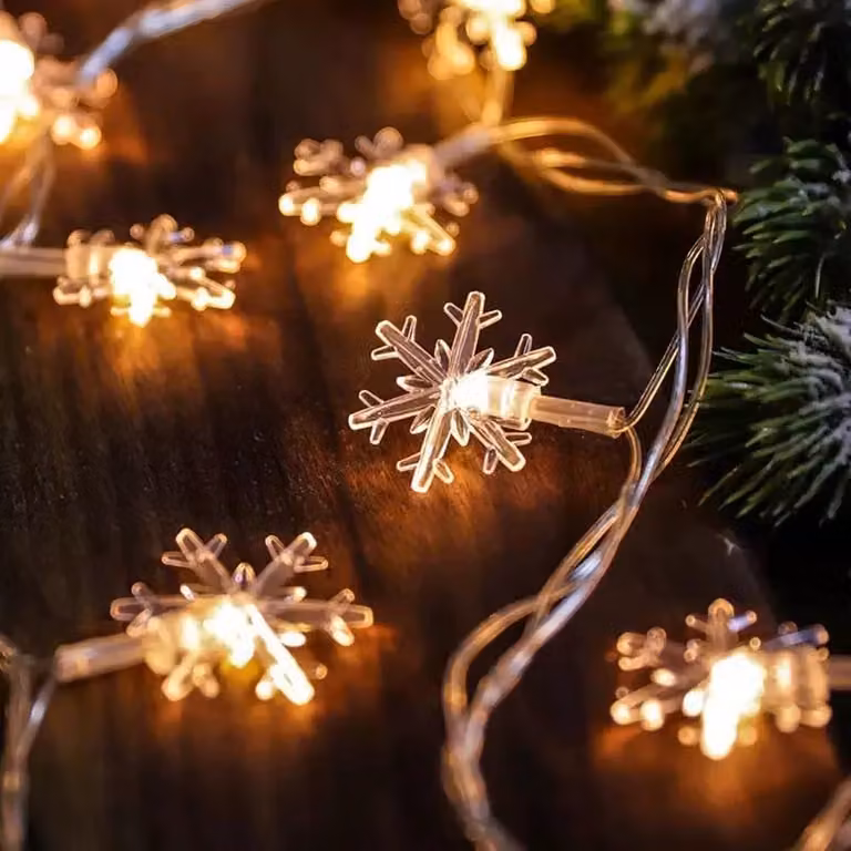 Catena luminosa con 40 LED a forma di fiocco di neve, alimentazione USB, lunghezza 6 metri, luce bianco caldo