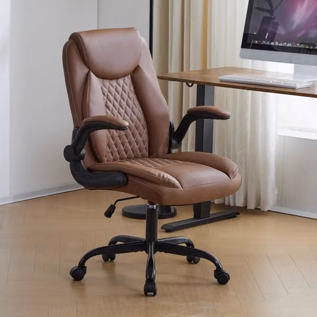 Poltrona da ufficio ergonomica in pelle sintetica marrone con base in metallo, rotazione a 360 gradi e braccioli con ruote