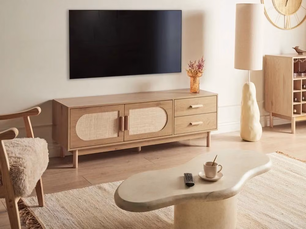 Mobile TV BELIANI in stile boho marrone con frontale in rattan e gambe in legno di gomma per televisori fino a 70 pollici L: 150 cm, P: 40 cm, H: 50 cm – 2