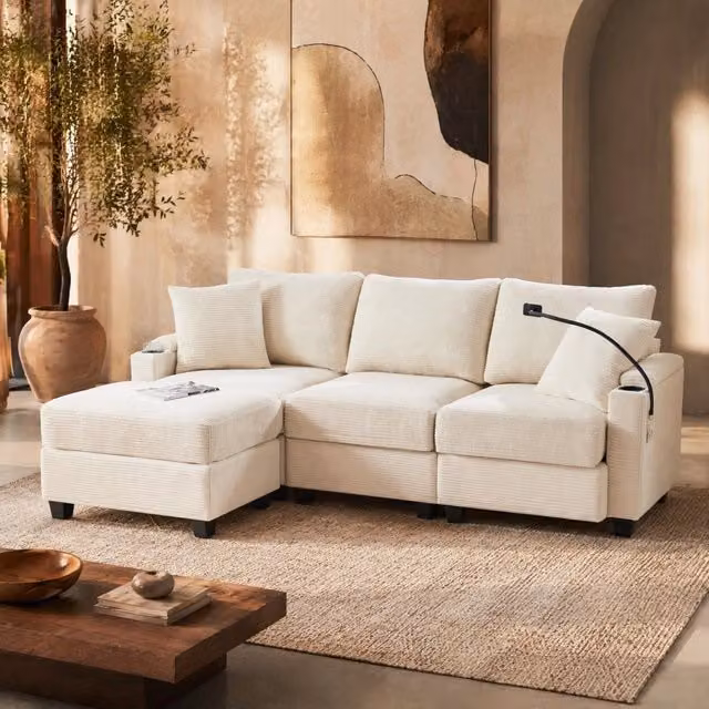 Divano angolare 213,5x139x87 cm in tessuto beige, USB e portabicchieri, per piccoli spazi –