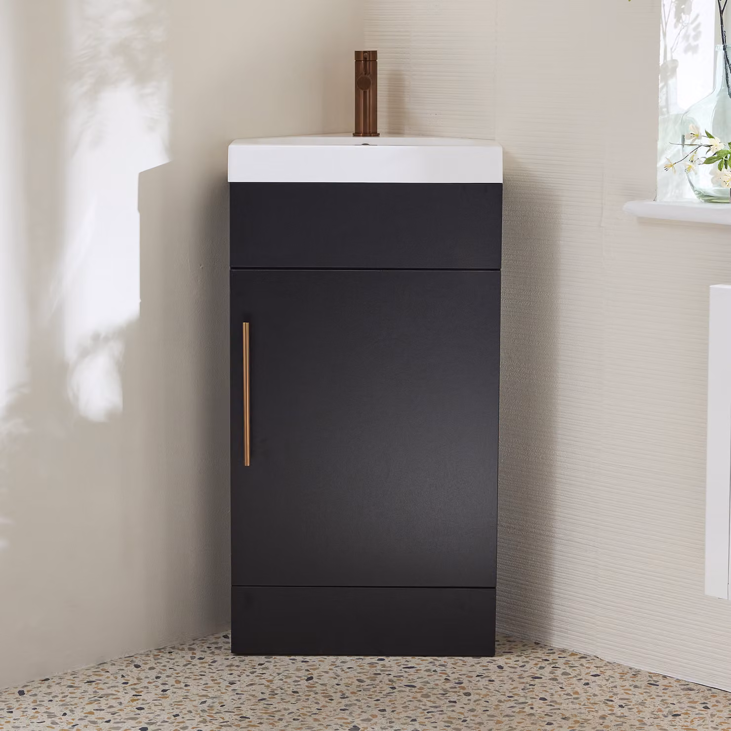 Mobile Bagno a Terra Angolare Grigio Nero da 450mm con Lavabo e Maniglia con Barra a T in Rame Satinato - Cluo