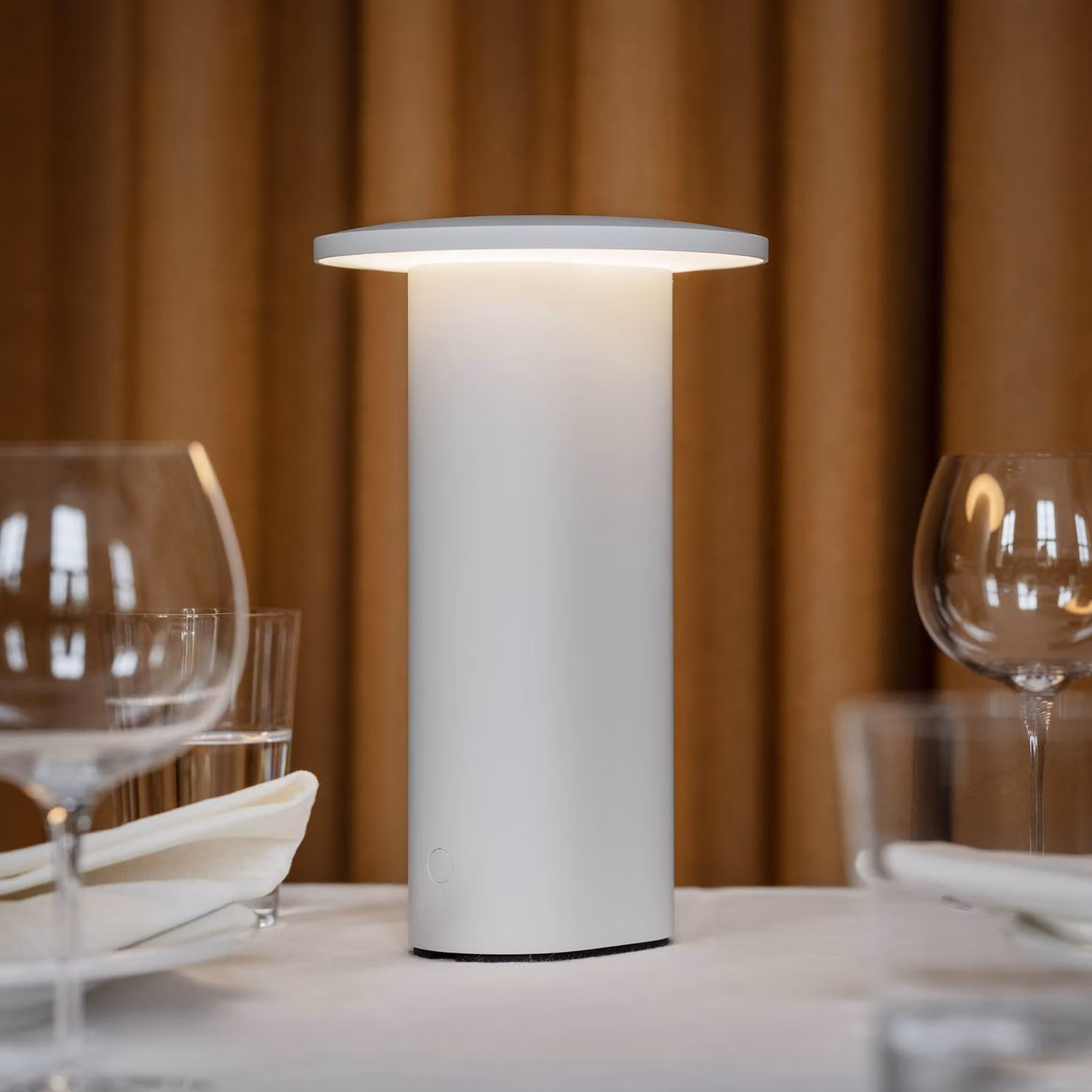 FRITZ HANSEN Lampada da tavolo a LED Solae, dimmerabile, Bianco / Opale, Soggiorno / Sala da pranzo, Alluminio, Moderno, Lampada da tavolo LED