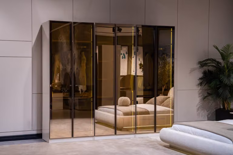 Armadio di design per la camera da letto Armadio robusto Armadio esclusivo con ante in vetro