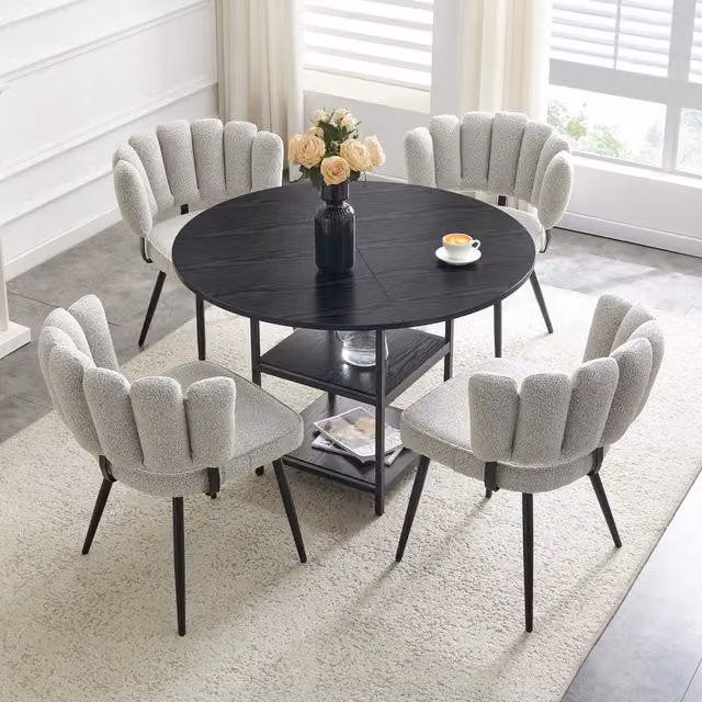 Set tavolo rotondo 107 cm con doppio ripiano e 4 sedie grigio chiaro, schienale a fiore in tessuto strutturato, stile industriale per piccoli spazi