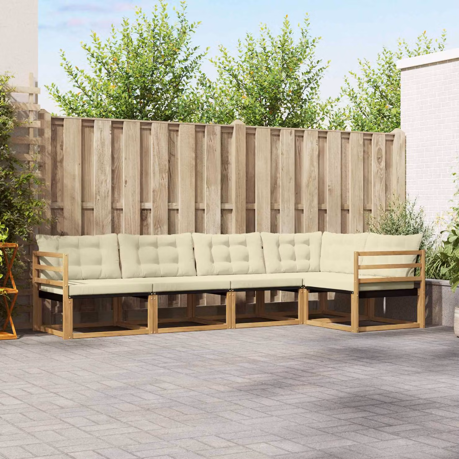Set di divani da esterno vidaXL a forma di L in legno di acacia con cuscini bianchi e beige