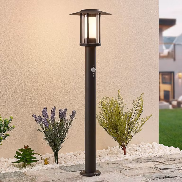 Lindby lampione a LED Gregory, 76 cm, sensore, grigio scuro, IP44 Gregory, Nero, Acciaio Inox, Moderno