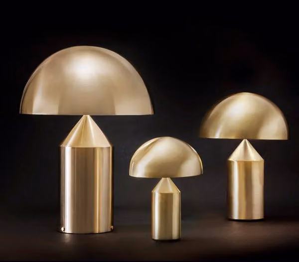 Oluce Atollo Lampada da tavolo con LED dimmabile in metallo, disponibile in bianco o oro/ottone