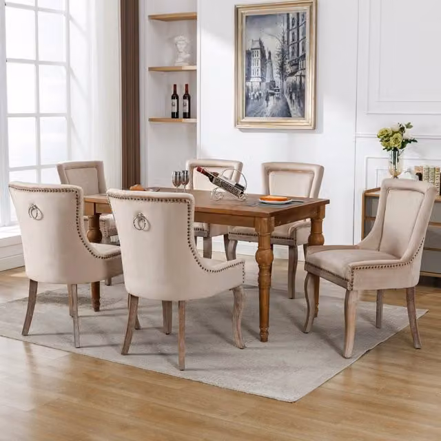 Sedia da pranzo imbottita in velluto beige con schienale curvo e gambe in legno portata 150 kg