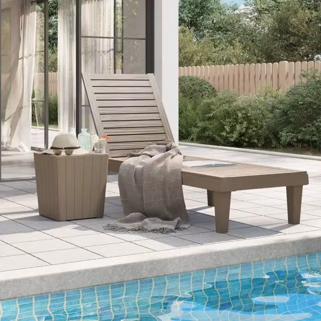 Lettino prendisole vidaXL marrone con poggiatesta regolabile in plastica per giardino L/P/H: 150 x 58 x 83 cm – 1