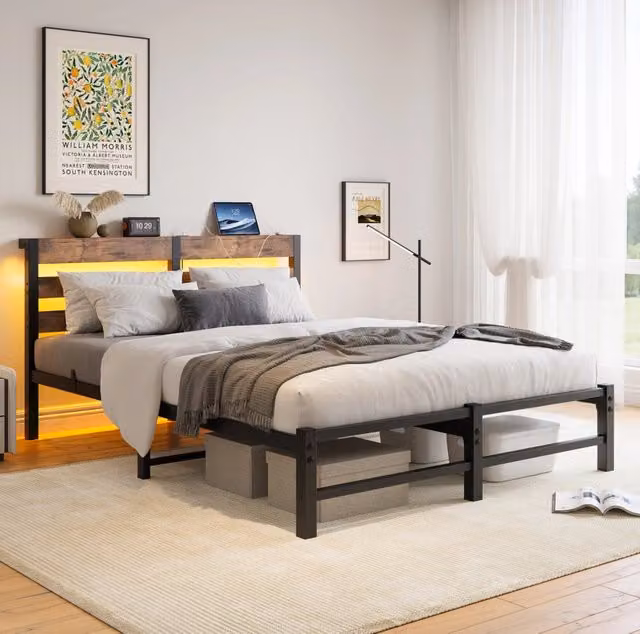 Letto matrimoniale 140x200 cm con LED RGB; 2 porte USB e struttura in metallo nero marrone