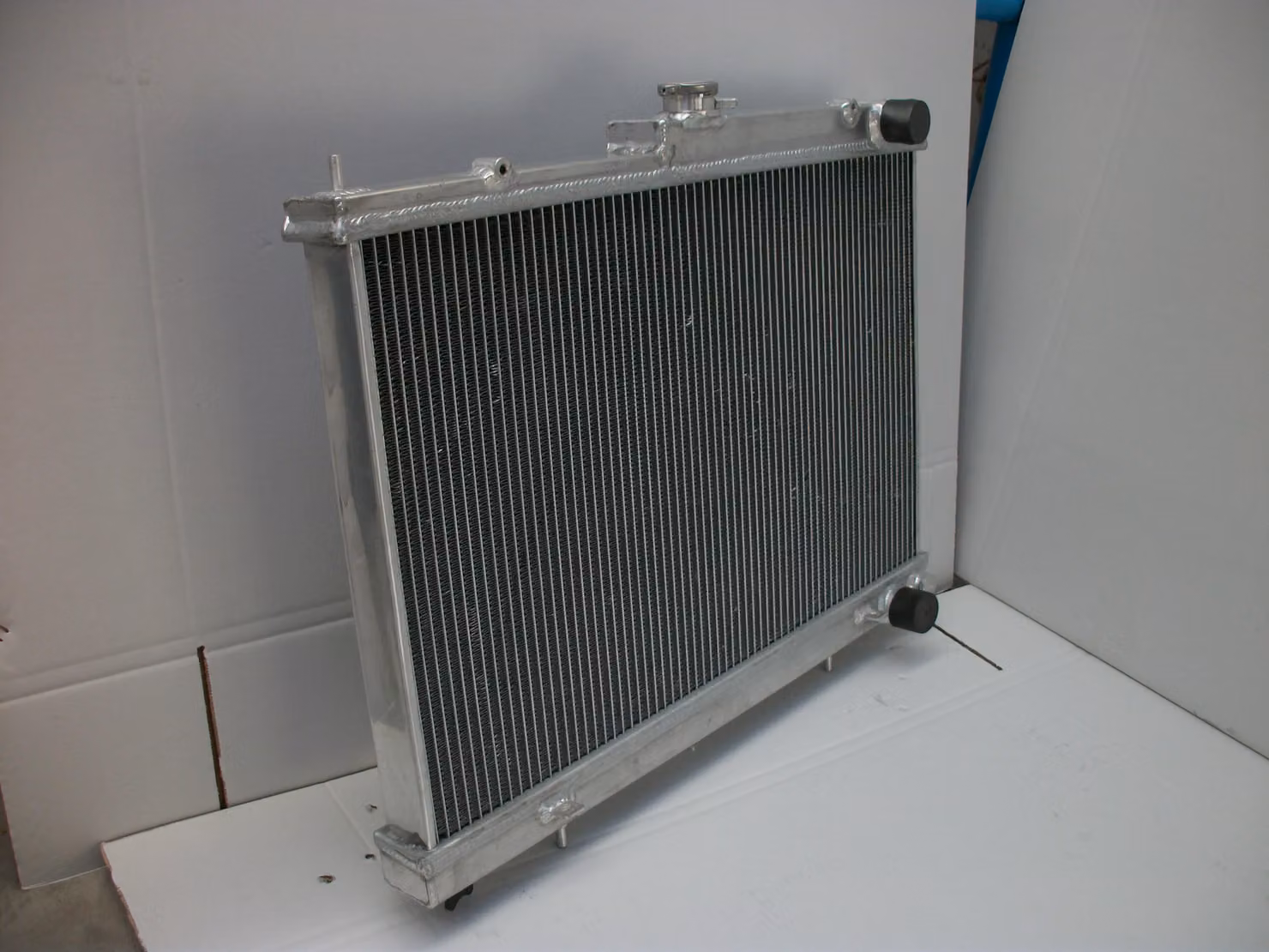 Radiatore in alluminio - Ideali per auto sportive turbo - Dimensioni: 648x400x42 mm - 2 file - Componenti per il sistema di raffreddamento dell'auto
